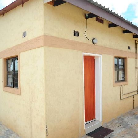 Pillacol Guest House Victoria Falls Dış mekan fotoğraf