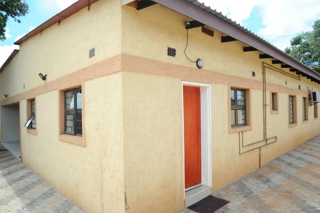 Pillacol Guest House Victoria Falls Dış mekan fotoğraf