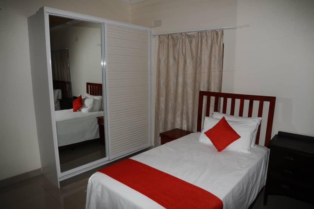 Pillacol Guest House Victoria Falls Dış mekan fotoğraf