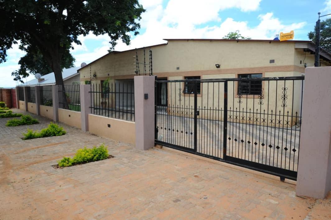 Pillacol Guest House Victoria Falls Dış mekan fotoğraf