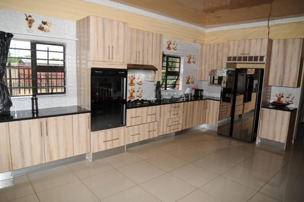 Pillacol Guest House Victoria Falls Dış mekan fotoğraf
